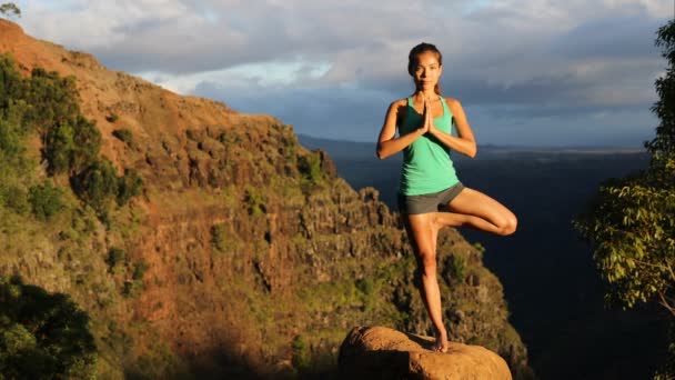 Kobieta Uprawiająca Jogę Górach Hawajów Azjatka Medytująca Pozycji Drzewa Modlącymi — Wideo stockowe
