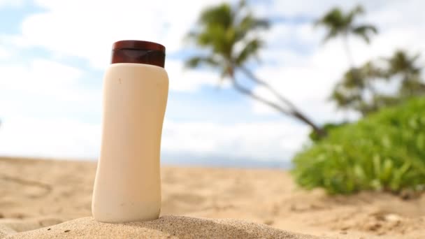 Bottiglia Crema Solare Bianca Crema Solare Sdraiato Sabbia Dorata Hawaii — Video Stock