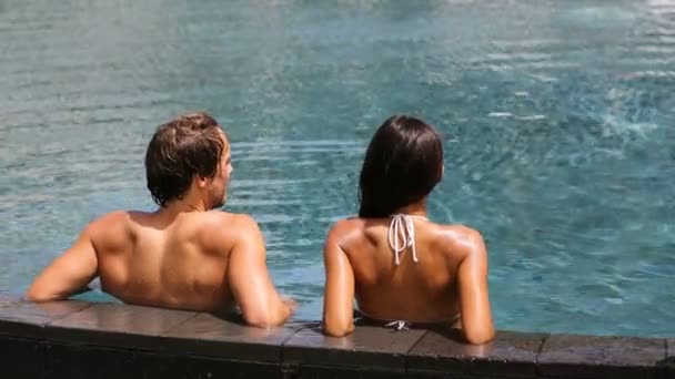 Para Basenie Relaks Hotelowym Ośrodku Podróży Wakacyjnych Młoda Romantyczna Para — Wideo stockowe