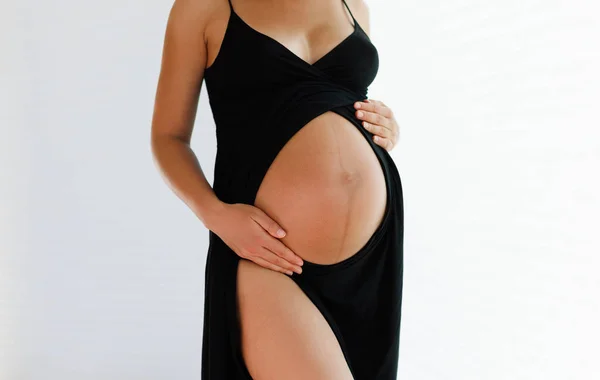 妊娠期腹部特写 怀孕妇女穿着漂亮典雅的衣服 抱着孩子 期待着怀孕期间的护肤 健康和生活方式 — 图库照片