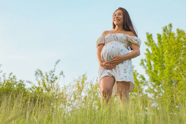 Zwangere Vrouw Houdt Tonen Buik Baby Hobbel Gelukkig Glimlachend Vol — Stockfoto