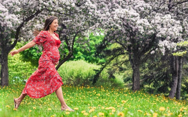 在春天的森林里 怀孕的女人快乐地奔跑着 在三月的第三季里笑着 健康怀孕概念中的孕妇 — 图库照片