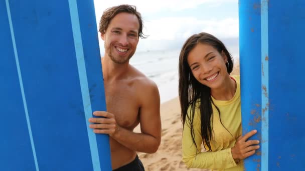 上完冲浪课后 一对快乐的年轻夫妇与长板冲浪手在夏威夷海滩合影 在毛伊岛旅游海滩上与亚洲游客一起玩乐的男性冲浪教练 Fps — 图库视频影像
