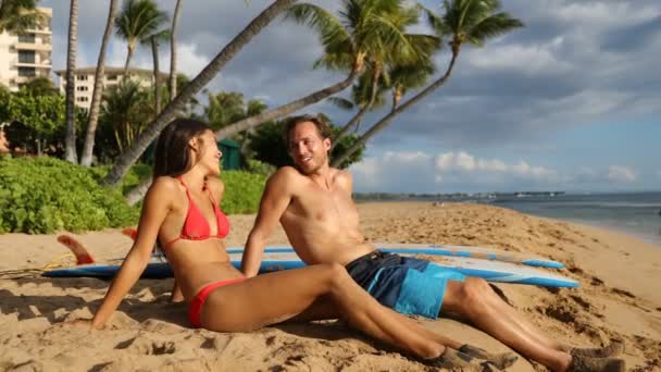 Para Surferów Rozmawia Zabawie Surfowaniu Hawajskiej Plaży Dwie Osoby Leżące — Wideo stockowe