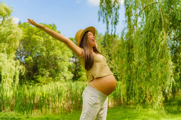Pregnant Woman Happy Excited Sustainable Forest Nature Outdoors Open Arms — Stock Fotó