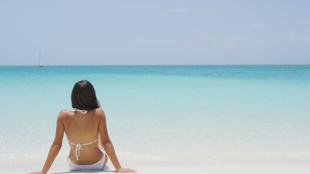 Bikini Kvinna Med Smal Sexig Kropp Sitter Bakifrån Tropisk Vit — Stockvideo