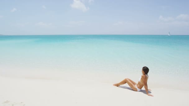Vacanza Mare Estate Abbronzatura Femminile Vacanza Paradiso Con Bikini Bianco — Video Stock
