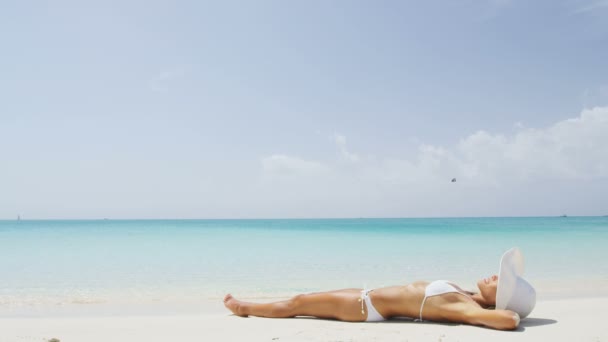 Žena Bikinách Relaxuje Písečné Pláži Užívá Dovolenou Přírodní Kráse Dívka — Stock video