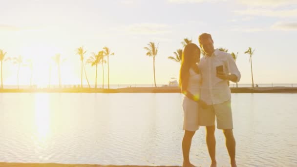 Отдыхающие Путешествуют Вдвоем Фотографируясь Романтично Закате Любви Пляже Используя Смартфон — стоковое видео