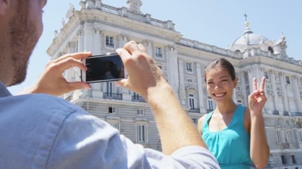 마드리드 스마트 폰으로 사진찍는 관광객들 로맨틱 연인은 스마트폰을 이용해 스페인 — 비디오