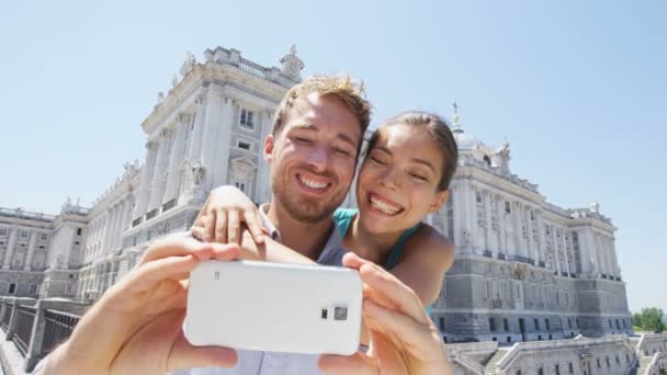 Vacation Couple Taking Selfie Photo Smartphone Madrid Romantic Man Woman — Stock Video