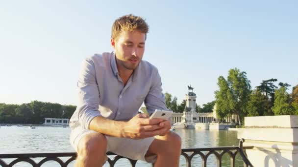 Man Sms Met Behulp Van App Smartphone Bij Zonsondergang Het — Stockvideo