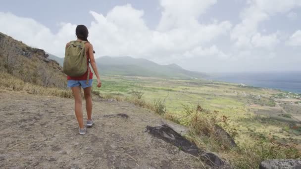 セントキッツとネビスの風景を見て休日のクルーズ中に旅行の遠足でハイキングの女性 夏休み中のカリブ海の自然 視点を見て立っている若い女の子 — ストック動画