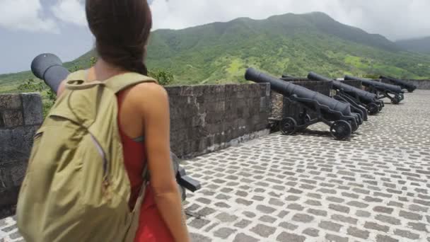 Γυναίκα Επισκέπτεται Kitts Brimstone Hill Φρούριο Εθνικό Πάρκο Για Διακοπές — Αρχείο Βίντεο