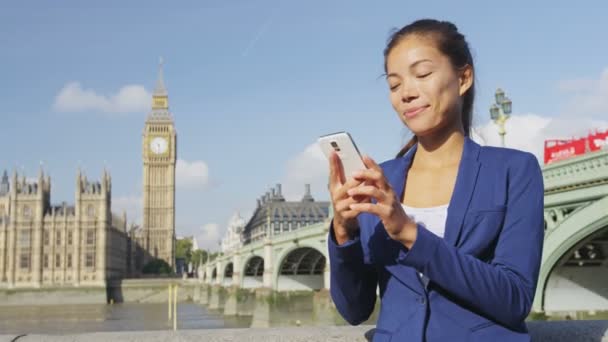 Frau Sms Sms App Auf Dem Smartphone Von Westminster Bridge — Stockvideo