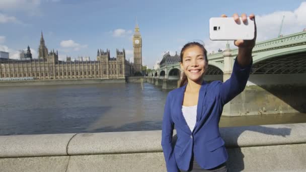Empresária Levando Selfie Usando Telefone Londres Viagens Negócios Mulher Negócios — Vídeo de Stock