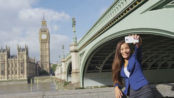 Londres Viagem Selfie Empresária Joyful Jovem Mulher Negócios Casual Sorrindo — Vídeo de Stock