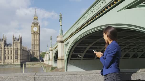 Donna Affari Londinese Telefono Tramite App Smartphone Westminster Bridge Inghilterra — Video Stock