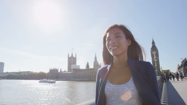 Молодая Городская Деловая Женщина Идущая Вестминстерскому Мосту Лондоне Англия Многокультурная — стоковое видео