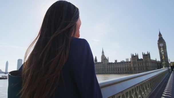 Young Urban Professional Business Woman Laughing Smiling Walking Westminster Bridge — Stock Video
