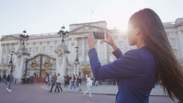 버킹엄 관광객들의 사진을 스마트폰으로 최고의 관광지 사진을 카메라 사용하고 분야의 — 비디오