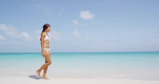 Žena Chůze Bikinách Pláži Cestovní Dovolené — Stock video