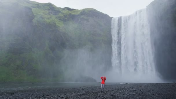 Island Resor Kvinna Turist Skogafoss Waterfall Flicka Kul Att Bli — Stockvideo