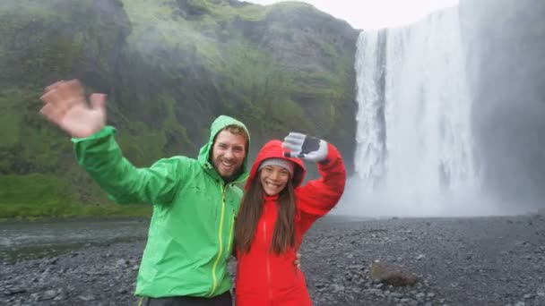 Menschen Skogafoss Wasserfall Auf Island Winken Mit Händen Und Grüßen — Stockvideo