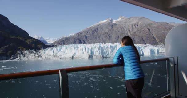 アラスカのクルーズ船の乗客は氷河湾国立公園 米国で氷河を見て 旅の休暇中の女性マージェリー氷河を眺めながら豪華なステータスルームバルコニーを楽しむ通路の中をセーリング — ストック動画
