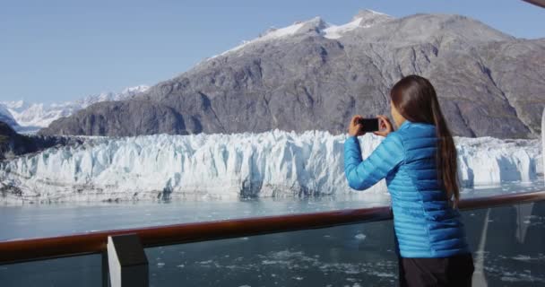 阿拉斯加游轮上的游客在美国冰川湾国家公园拍摄冰川照片 女人们在旅行度假时用智能手机拍照 Margerie冰川 红色Epic慢速运动 — 图库视频影像
