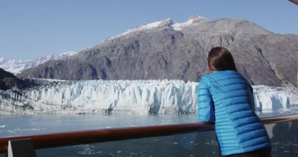 Glacier Bay Alaska Cruise Ship Passenger Looking Glacier Glacier Bay — Stock Video