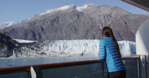 旅行旅行者クルーズ船でGlacier Bay Alaska Usa 夏の澄んだ青空に氷河の風景の素晴らしい景色 — ストック動画