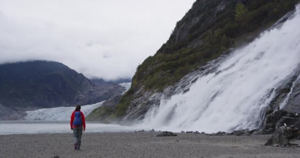 Tourist Hiking Woman Alaska Walking Glacier Waterfall Landscape Woman Hiker — Vídeo de Stock