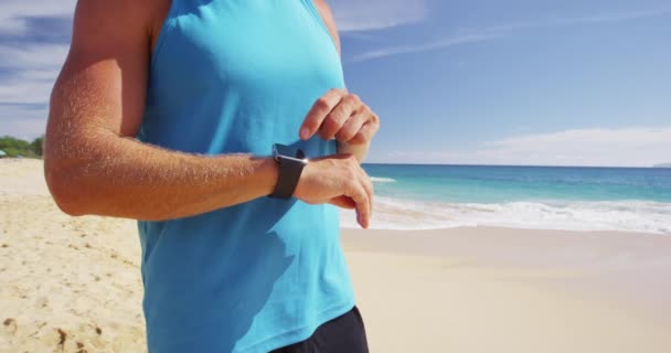 Αθλητής Που Χρησιμοποιεί Smartwatch Στην Παραλία Κοντινό Πλάνο Του Άνδρα — Αρχείο Βίντεο