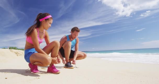 Genç Kadın Erkek Mavi Pembe Spor Kıyafetleriyle Kumsalda Oturuyor Spor — Stok video