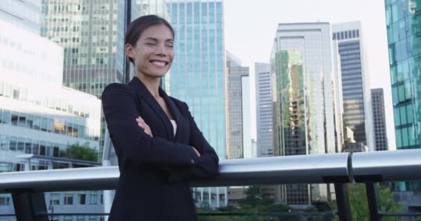 Siyah Ceketli Neşeli Genç Asyalı Kadını Kollarını Kavuşturmuş Mutlu Bir — Stok video
