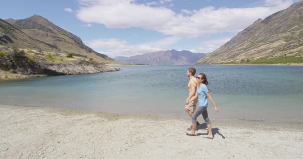 Nowa Zelandia Podróżuje Szczęśliwą Parą Turystów Spacerujących Brzegu Jeziora Hawea — Wideo stockowe