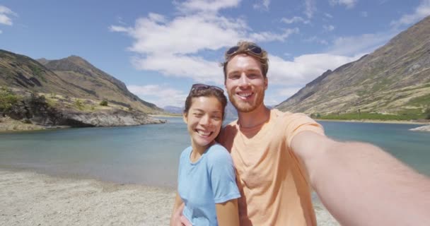 Par Selfie Video Paisaje Natural Nueva Zelanda Viaje Playa Orilla — Vídeo de stock