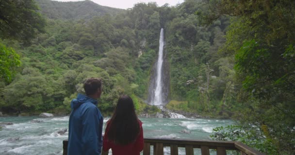 Новозеландські Туристи Водоспаді Люди Які Дивляться Водоспади Вотерфолл Тандер Гааст — стокове відео