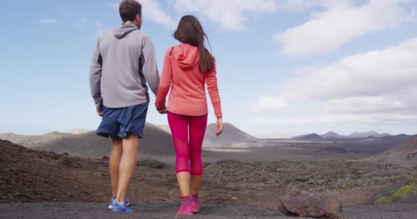 Para Spacerująca Wakacjach Trzymająca Się Ręce Podczas Podróży Turystycznych Górach — Wideo stockowe