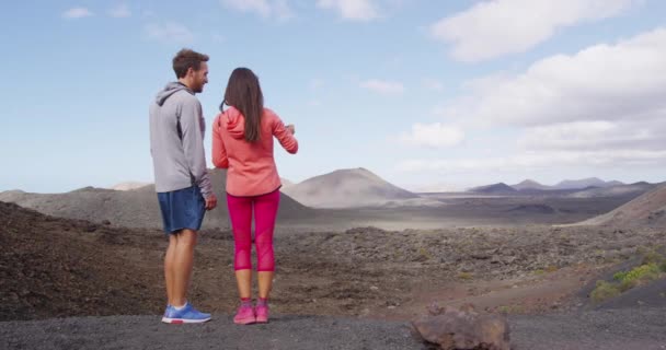 Podróże Para Turystyczna Robi Zdjęcie Przy Użyciu Telefonu Górach Wulkanu — Wideo stockowe