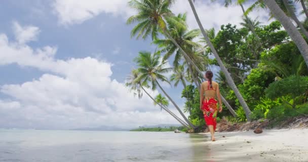 Viajes Vacaciones Mujer Relajante Playa Paradisíaca Con Palmeras Vacaciones Feliz — Vídeos de Stock