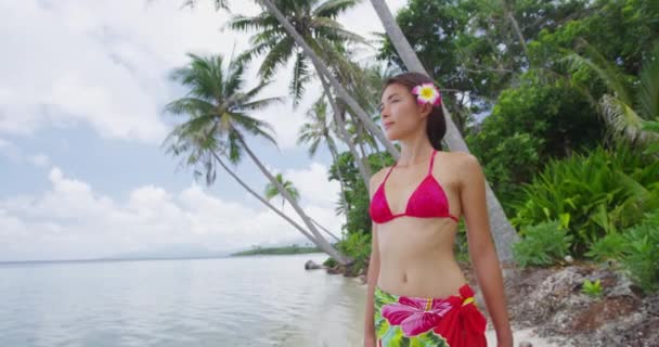 旅行の女性は Motu Beach Bora Boraでの休暇中にパラダイスビーチを歩いています 幸せな女の子オン休日ビーチ休暇身に着けている伝統的なパレオとビキニでタヒチ フランス領ポリネシア — ストック動画