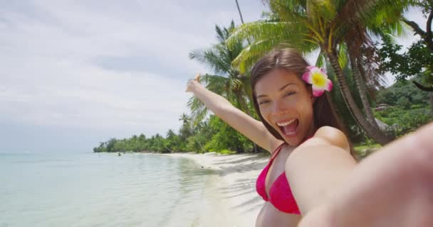 Selfie Video Бікіні Подорожня Жінка Пляжі Посміхається Щасливо Моту Пляжі — стокове відео