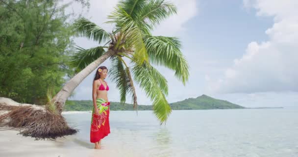 Urlaubsreisende Frau Entspannt Sich Paradiesstrand Urlaub Auf Einem Motu Beach — Stockvideo