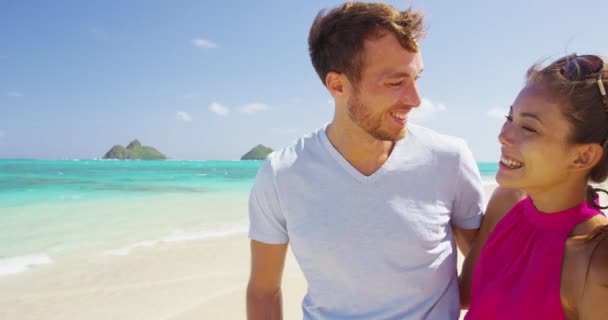 Gelukkige Strand Paar Liefde Lachen Hebben Leuke Vakanties Joyful Asian — Stockvideo
