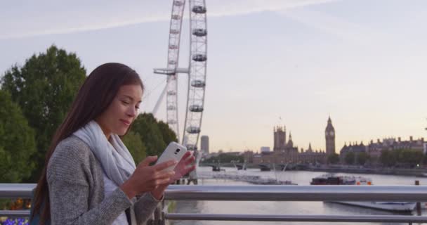Londoner Reisefrau Macht Selfie Mit Handykamera Junge Asiatische Touristin Oder — Stockvideo