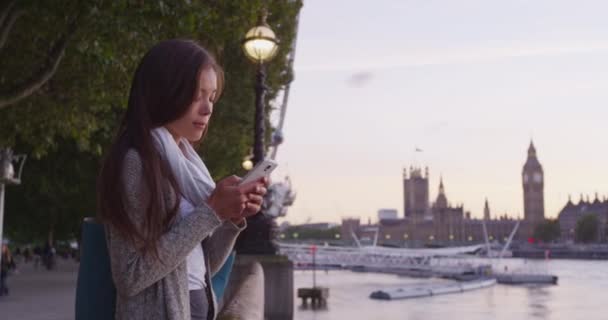 Londres Gente Urbana Estilo Vida Ciudad Joven Mujer Asiática Utilizando — Vídeos de Stock