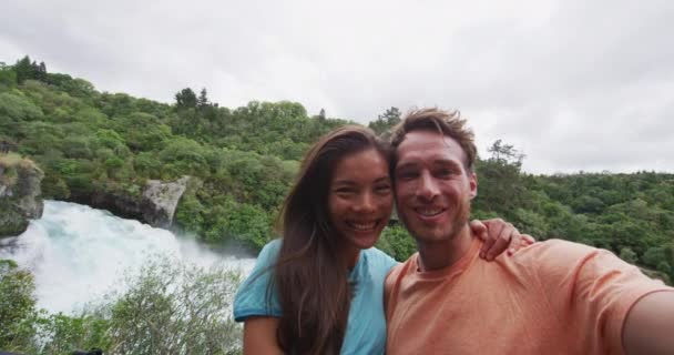 Nowa Zelandia Podróżować Styl Życia Para Atrakcję Turystyczną Huka Falls — Wideo stockowe
