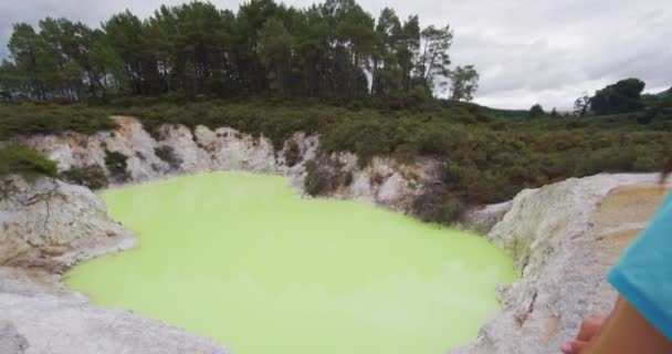 Nueva Zelanda Turistas Viajes Que Buscan Colorido Estanque Verde Pareja — Vídeo de stock